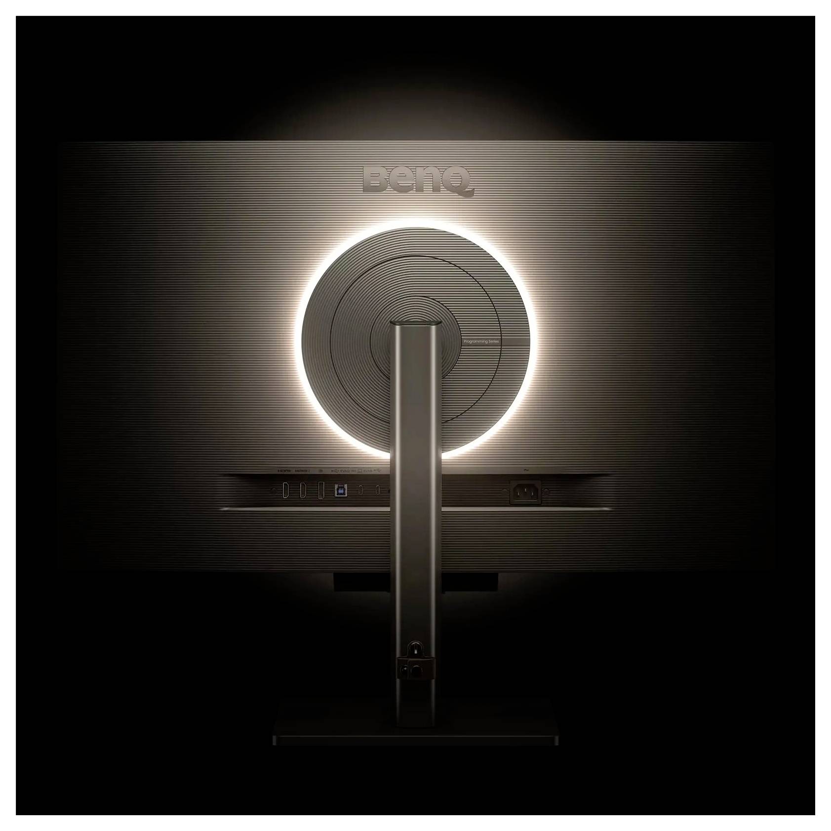 Un moniteur vu de dos avec une lumière circulaire centrale illuminant sa base, mettant en valeur le design et les ports situés en dessous.