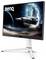 Un moniteur de jeu affichant un vaisseau spatial survolant la surface d'une planète, avec le logo « BenQ » dans le coin supérieur gauche.