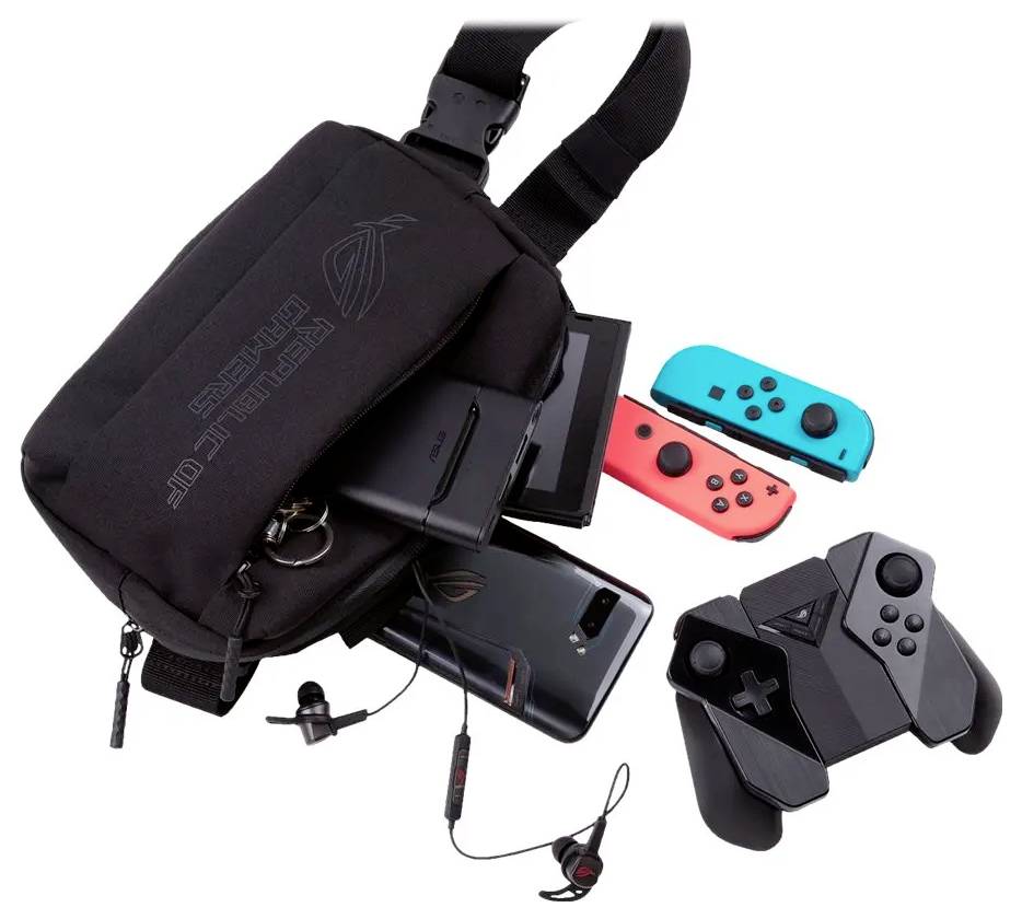 Une console de jeu, des manettes et des accessoires débordent d'un sac à bandoulière noir, mettant en valeur un équipement de jeu portable.