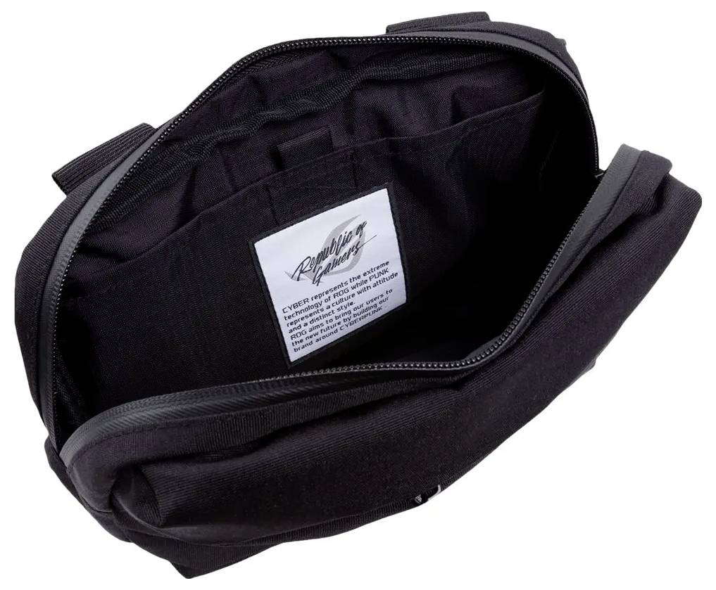 Un sac noir ouvert avec une étiquette visible portant l'inscription « Cipher » à l'intérieur. L'intérieur révèle plusieurs poches, indiquant un espace de rangement organisé.