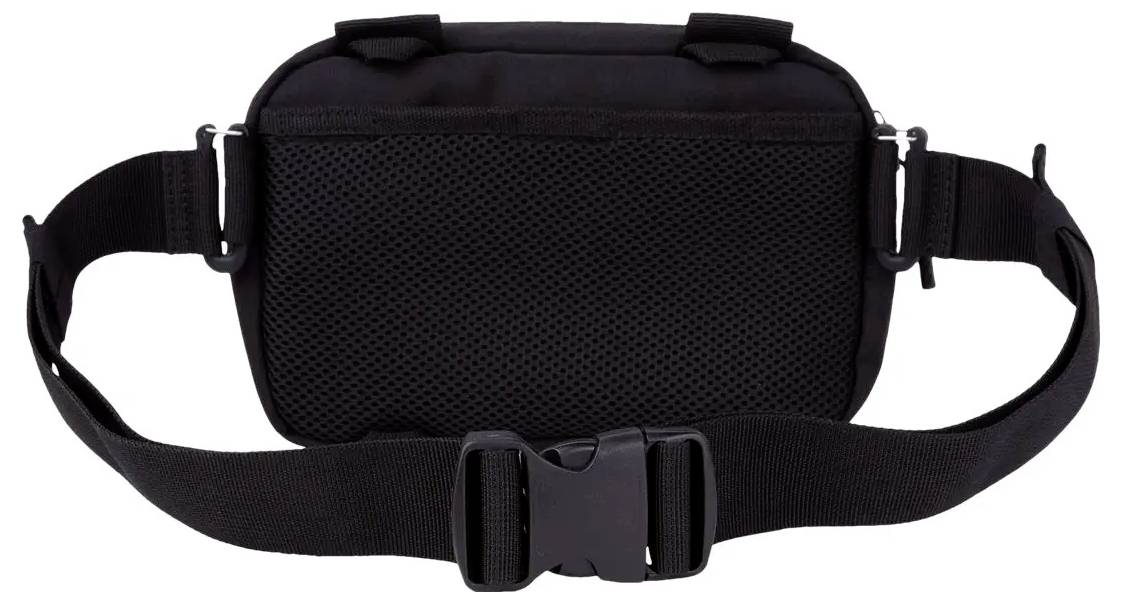 Un sac à bandoulière noir en maille, doté d'une sangle ajustable et d'une boucle, conçu pour transporter ses essentiels en toute sécurité.