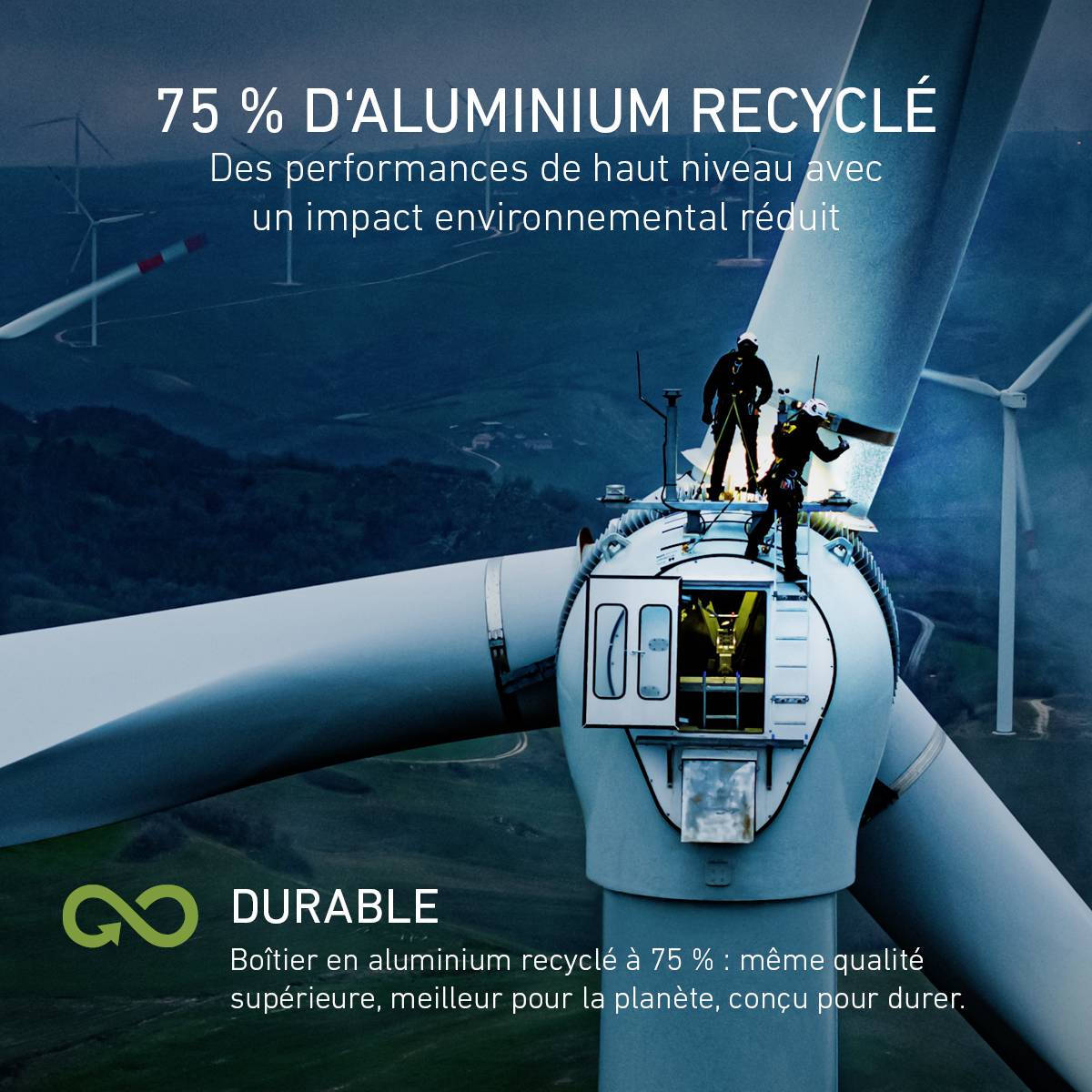 Deux personnes travaillent sur une éolienne. Le texte : « 75 % d'aluminium recyclé », souligne la durabilité et la performance environnementale.
