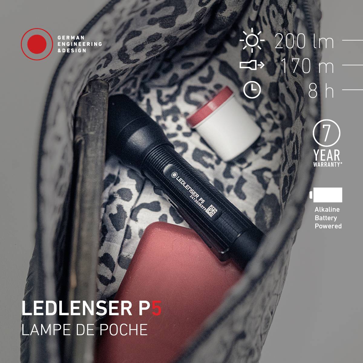 La lampe de poche compacte LEDLENSER P5 est rangée dans un étui. Luminosité : 200 lm, portée : 170 m, durée de fonctionnement : 8 h, garantie de 7 ans.