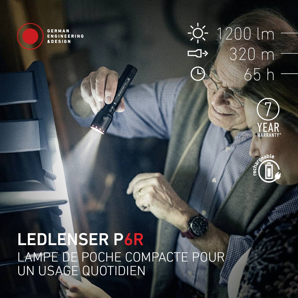 Couple plus âgé en vêtements de travail inspectant une lampe de poche. Texte : 'LEDLENSER P6R, lampe de poche compacte pour une utilisation quotidienne'.