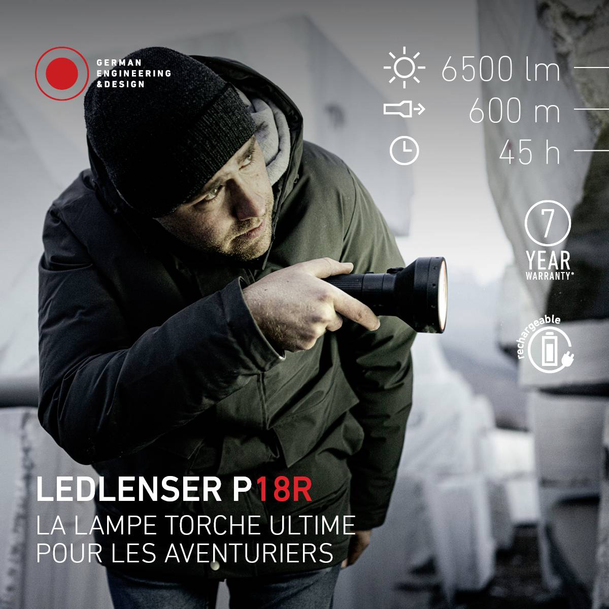 Un homme tient une lampe de poche dans sa main. Texte : 'LEDLENSER P18R', '6500 lm', '600 m', '45 h', 'Garantie de 7 ans', 'Rechargeable'.