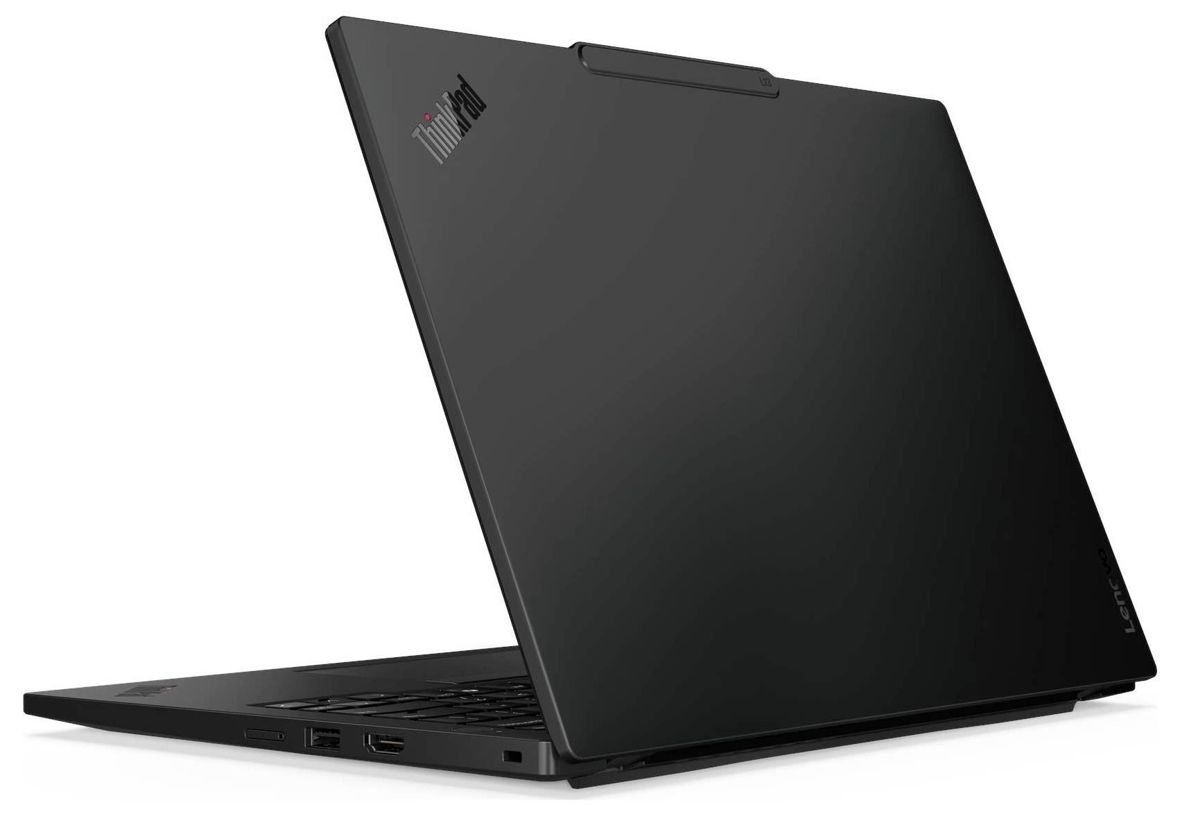 Un ordinateur portable noir à moitié ouvert, affichant le logo « ThinkPad » sur le couvercle. L'ordinateur portable est positionné en angle pour montrer les ports sur le côté.