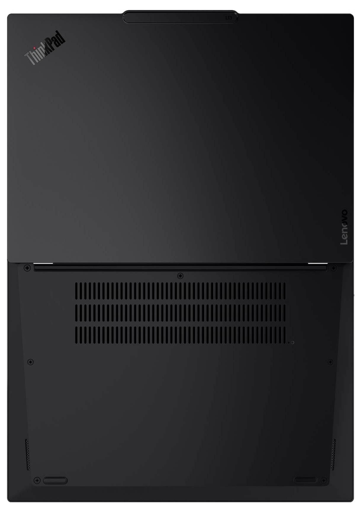 Le dessous d'un ordinateur portable Lenovo ThinkPad montrant les bouches d'aération de refroidissement et une partie de la marque.
