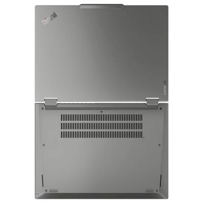 L'image montre la face inférieure d'un ordinateur portable Lenovo ThinkPad, révélant les grilles de ventilation et la conception des charnières.