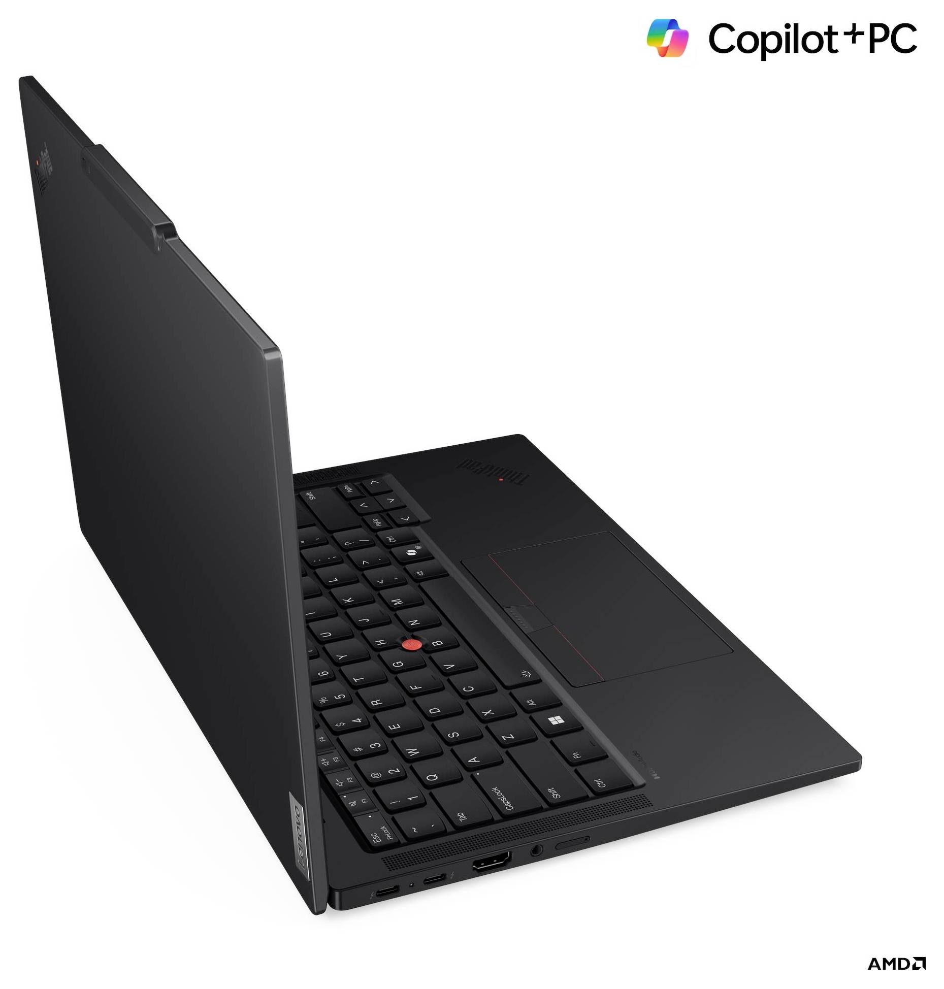 Un ordinateur portable noir partiellement ouvert, montrant le clavier et le pavé tactile, avec le logo « Copilot + PC ».