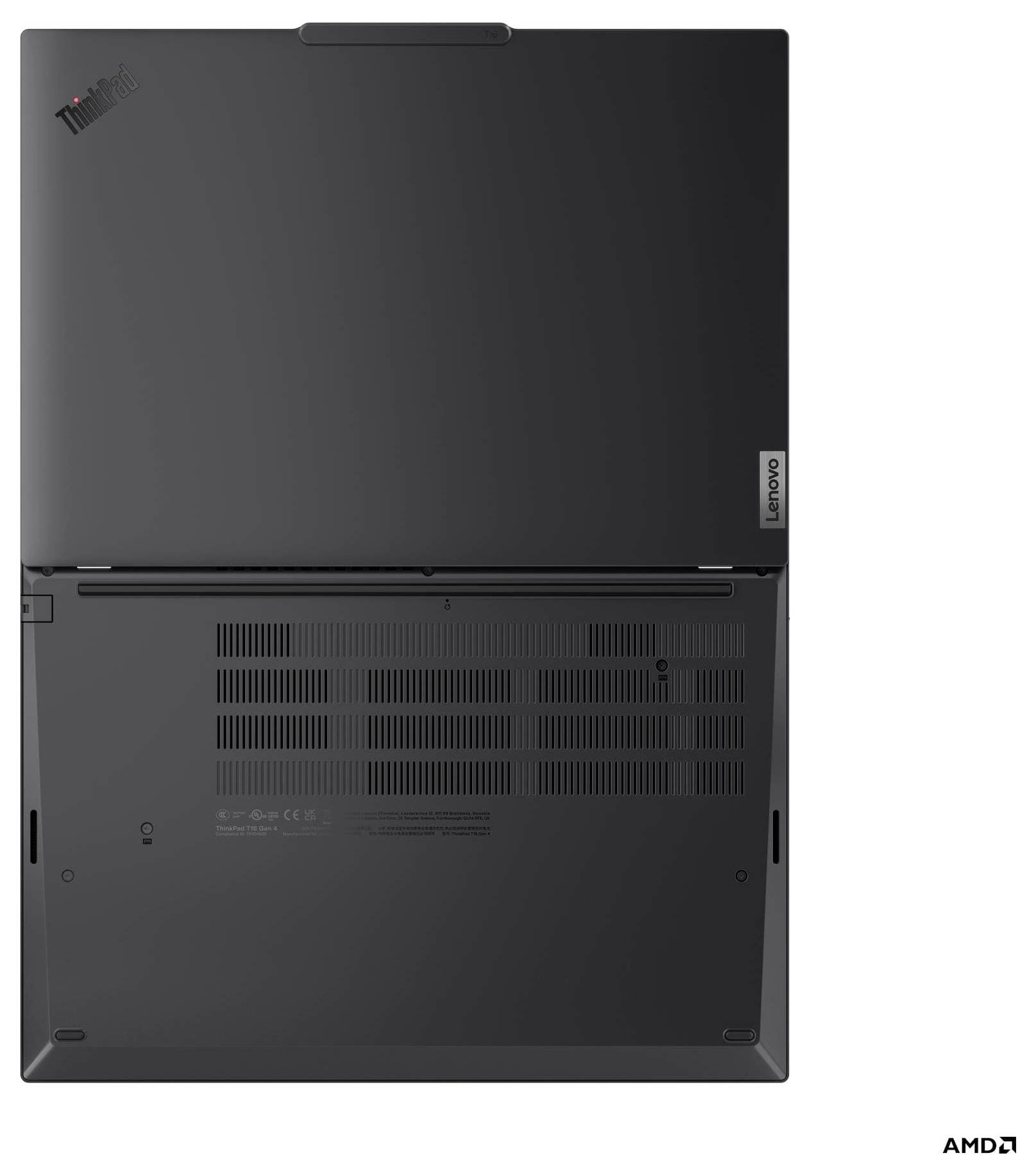 Un ordinateur portable Lenovo noir vu de dessous, montrant les évents et les logos de marque.