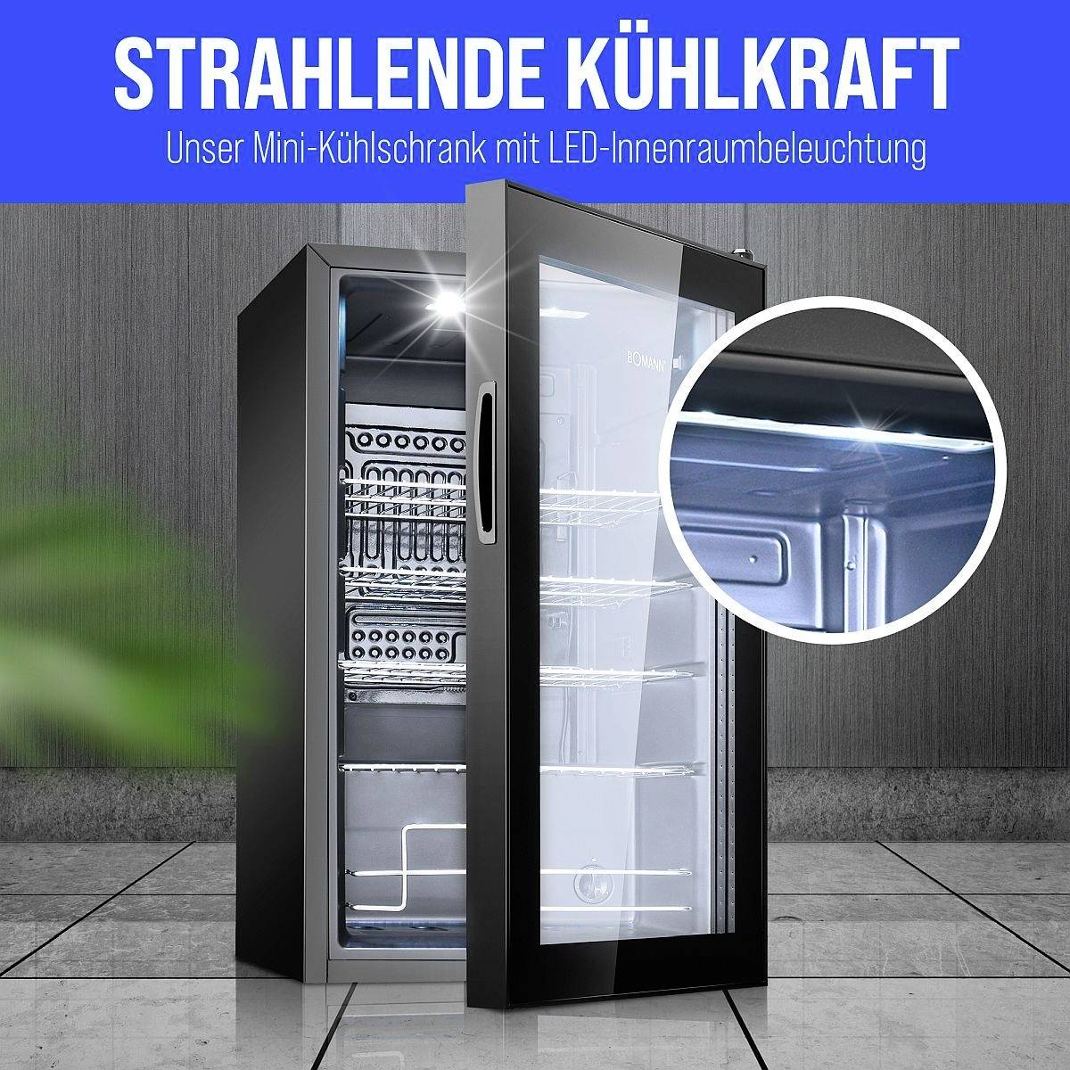 Un mini-réfrigérateur avec un éclairage intérieur LED, ouvert pour montrer ses étagères, sur un fond bleu avec le texte 'Strahlende Kühlkraft'.