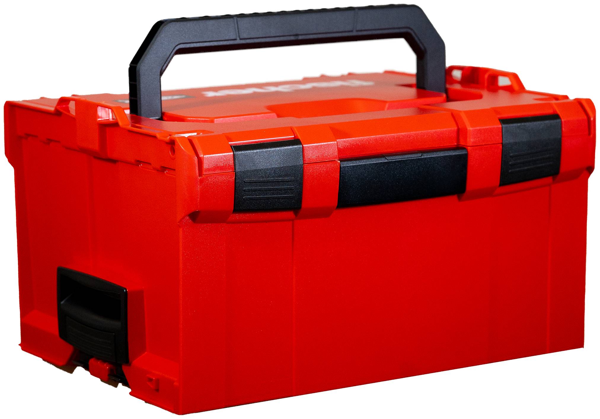 Boîte à outils en plastique rouge avec une poignée de transport noire et des loquets, présentée fermée sur un fond blanc.