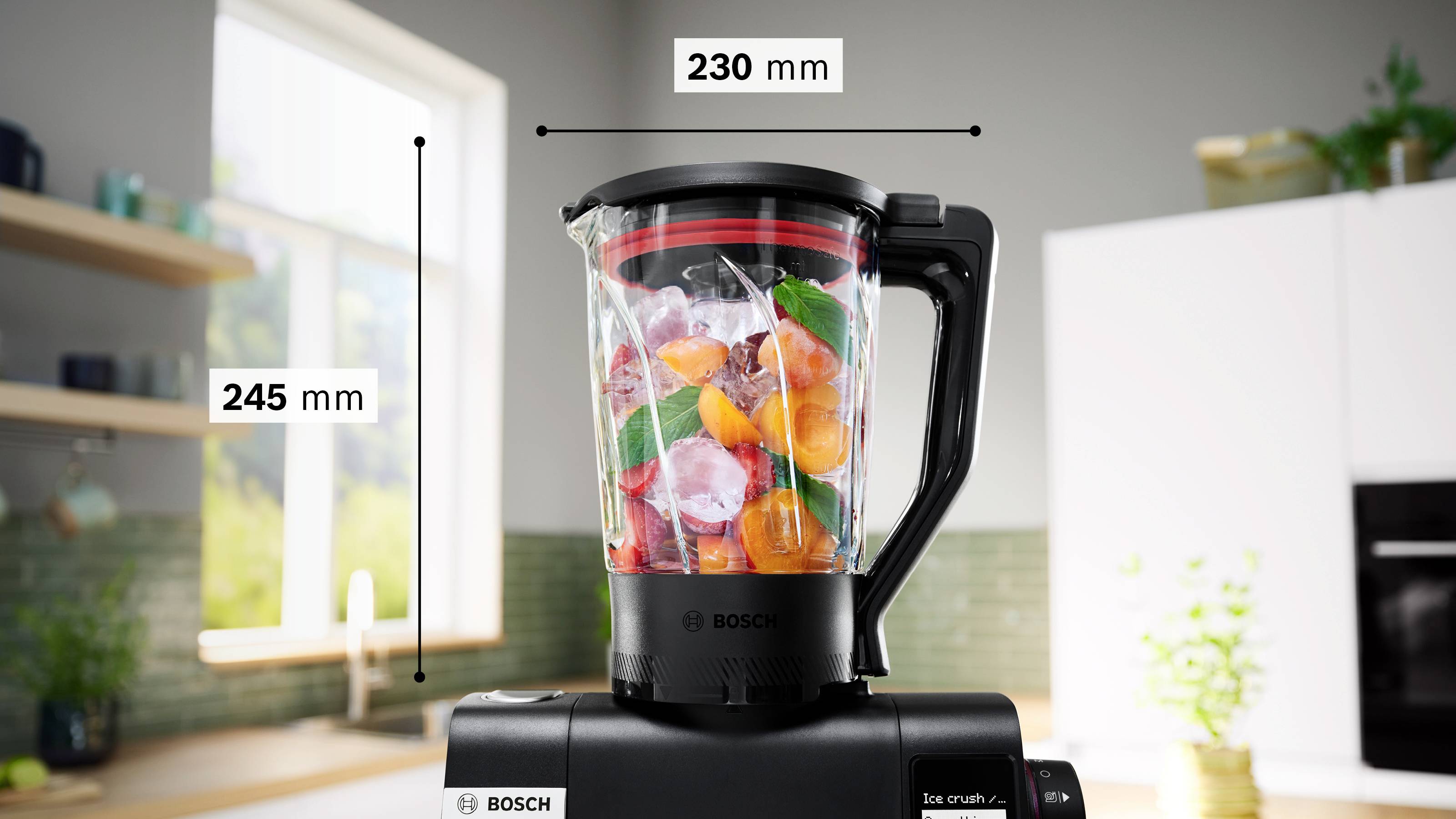 L'image présente un blender Bosch rempli de légumes, posé sur un plan de travail de cuisine. Les dimensions de 230 mm de largeur et 245 mm de hauteur sont indiquées.