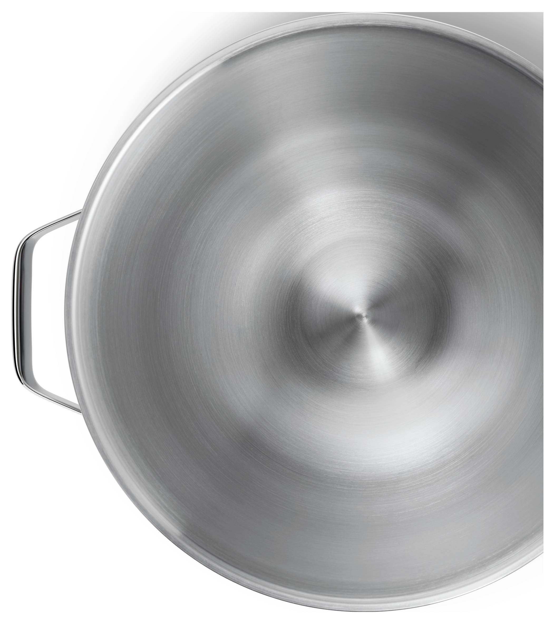 Une vue de dessus d'une casserole vide en acier inoxydable brillant avec une poignée visible sur le côté gauche.