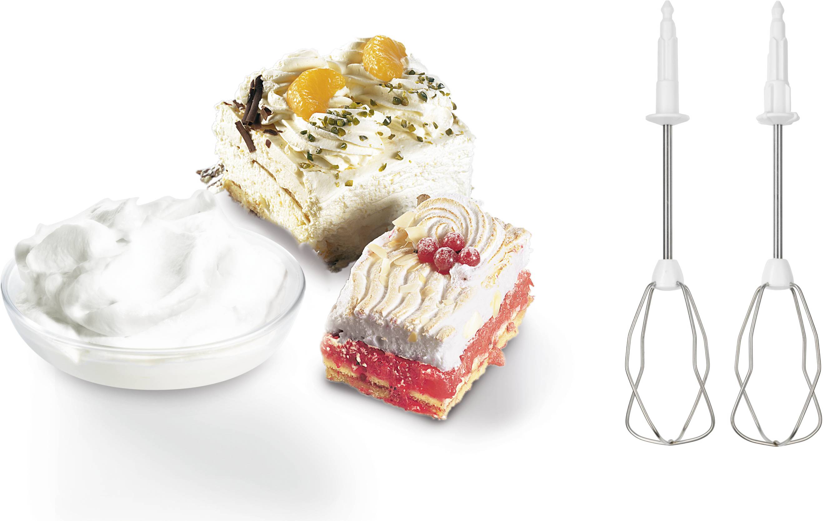 Deux morceaux de gâteaux crème décoratifs, l'un avec des garnitures de fruits et l'autre avec des graines, à côté d'un bol de crème fouettée et de deux fouets.