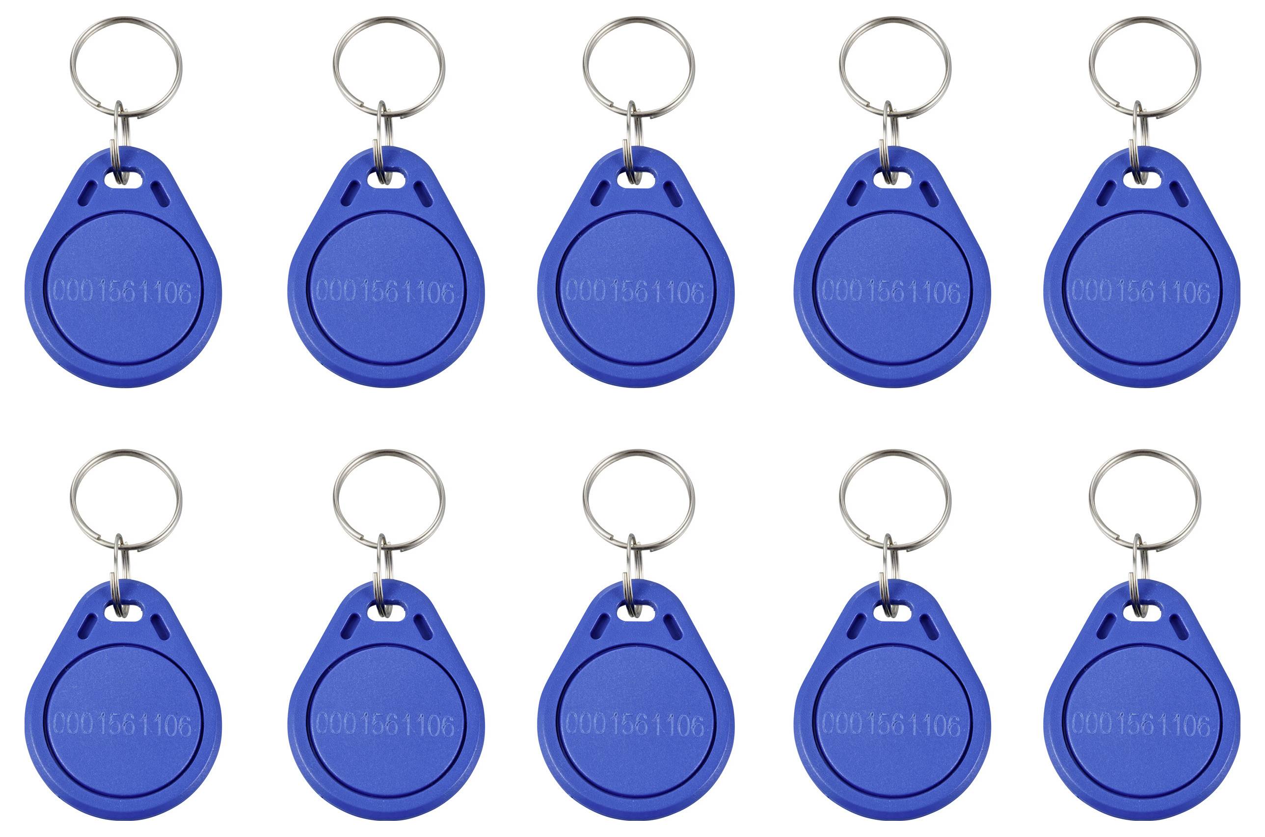 Dix porte-clés bleus avec anneaux, disposés en deux rangées, chacun portant un code gravé, utilisés pour l'accès électronique aux portes.