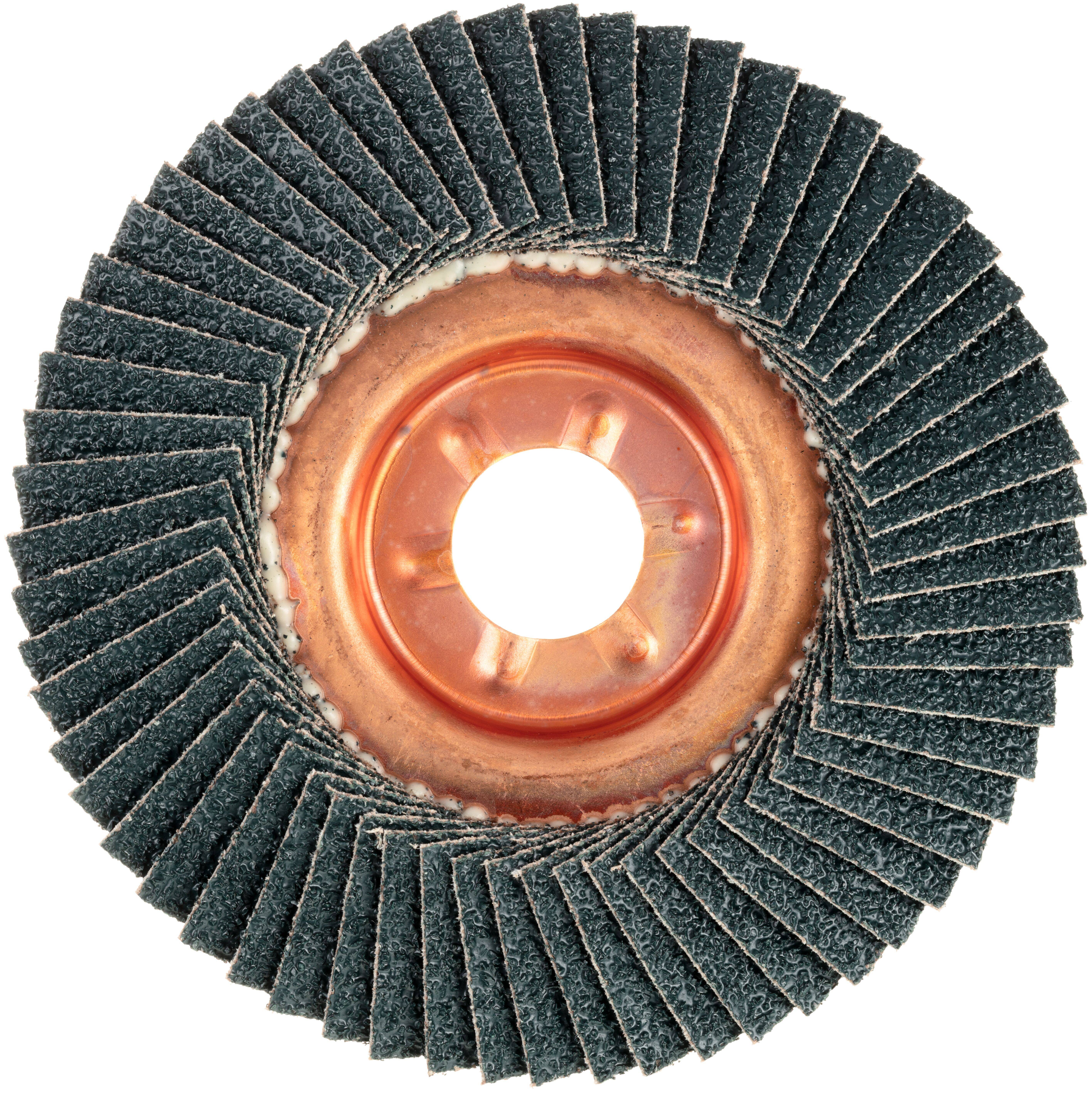 « Gros plan sur un disque à lamelles abrasives avec des lamelles en papier de verre bleu disposées en cercle autour d'un centre en cuivre, utilisé pour le meulage du métal. »