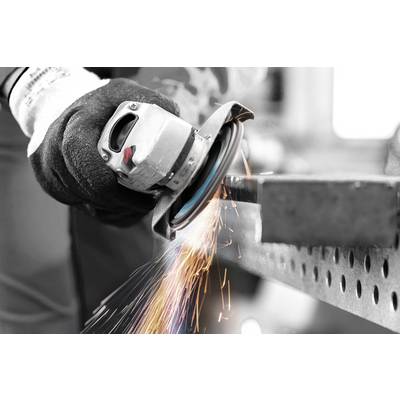 Un ouvrier portant des gants utilise une meuleuse d'angle sur une surface métallique, créant des étincelles lumineuses. L'accent est mis sur l'outil et les étincelles.