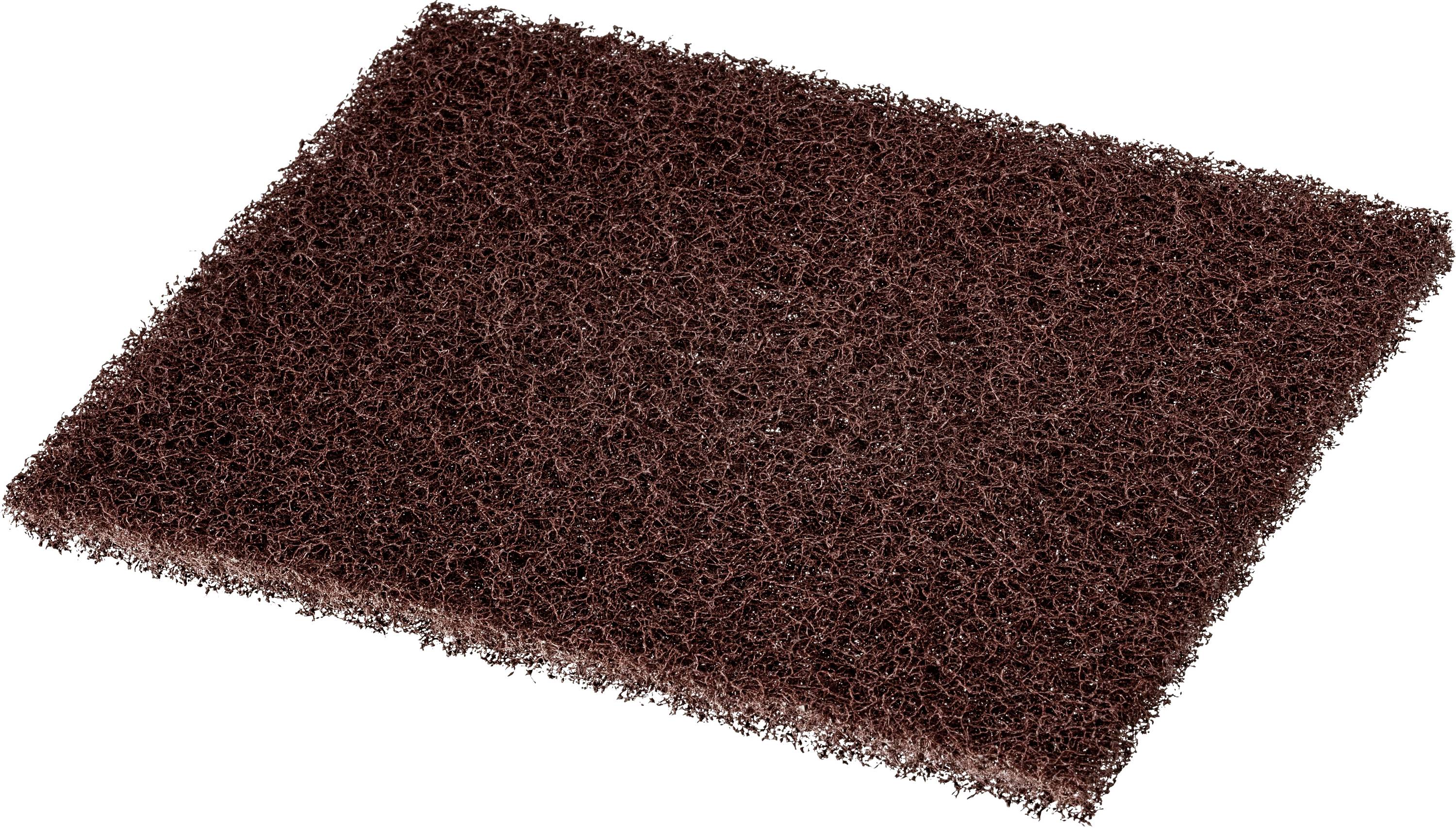 Une éponge à récurer marron avec une texture rugueuse et fibreuse, utilisée pour nettoyer différentes surfaces.