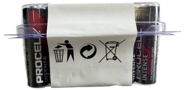 Un paquet de petites piles portant une étiquette avec des pictogrammes indiquant les instructions de manipulation, comme ne pas exposer au feu ou aux liquides.