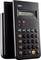 Une calculatrice électronique élégante et noire, dotée d'un affichage numérique et de touches de couleurs différentes pour les fonctions arithmétiques de base.