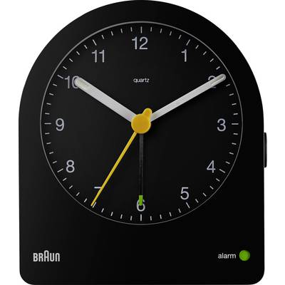 Un réveil analogique Braun noir avec des aiguilles blanches pour les heures et les minutes, une aiguille secondes jaune, et un cadran rond avec des chiffres blancs sur un fond noir.