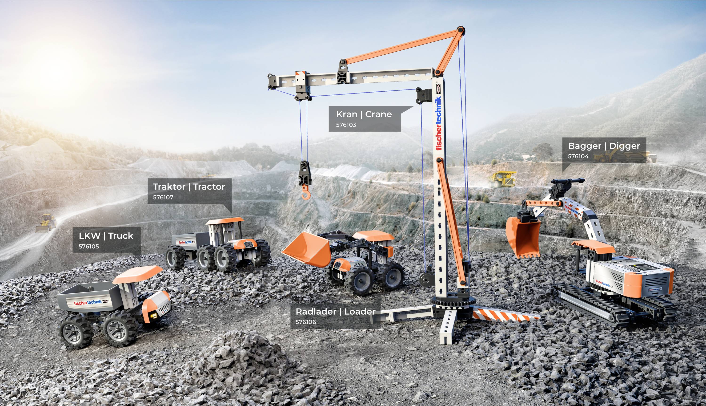 Une scène de carrière avec des véhicules de construction miniatures étiquetés : grue, pelleteuse, camion, chargeuse et tracteur, disposés sur un terrain rocailleux sous un ciel dégagé.