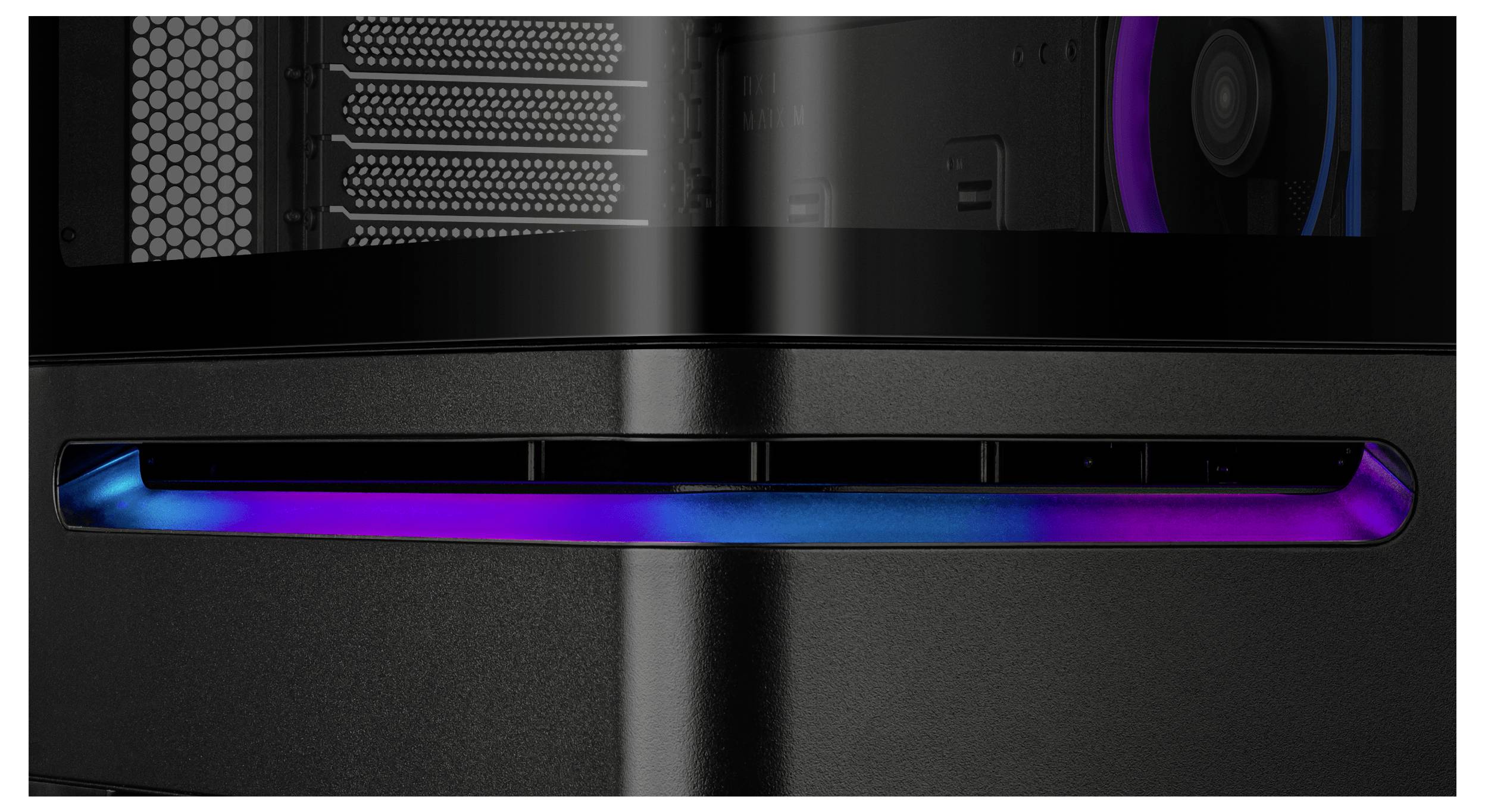 Un gros plan sur un boîtier d'ordinateur noir doté d'un panneau lumineux RGB horizontal élégant, illuminé dans des nuances de bleu et de violet, mettant en valeur son design moderne.
