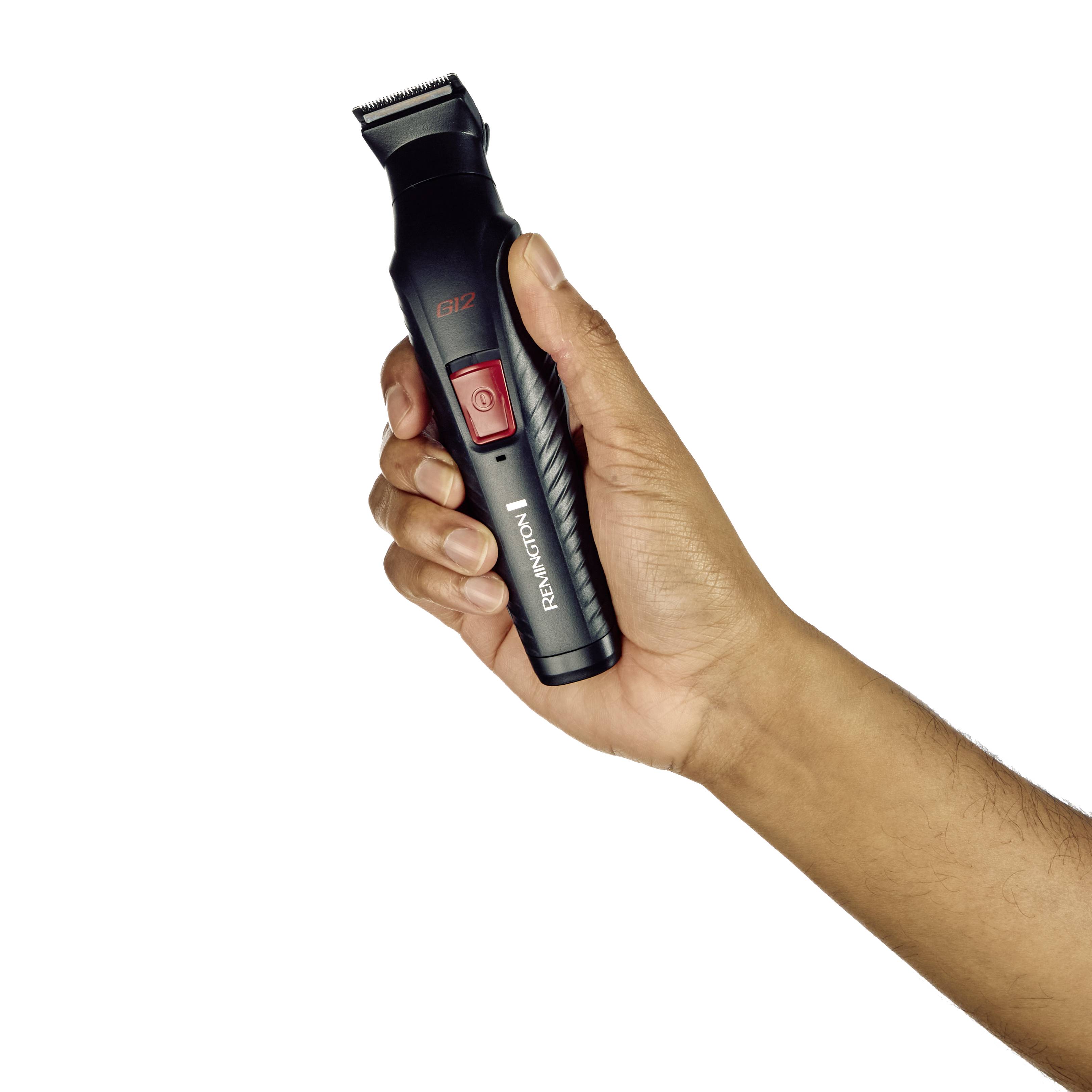 Un rasoir électrique noir Remington tenu dans une main, avec son bouton de mise en marche visible, offrant une solution de toilettage portable pratique.
