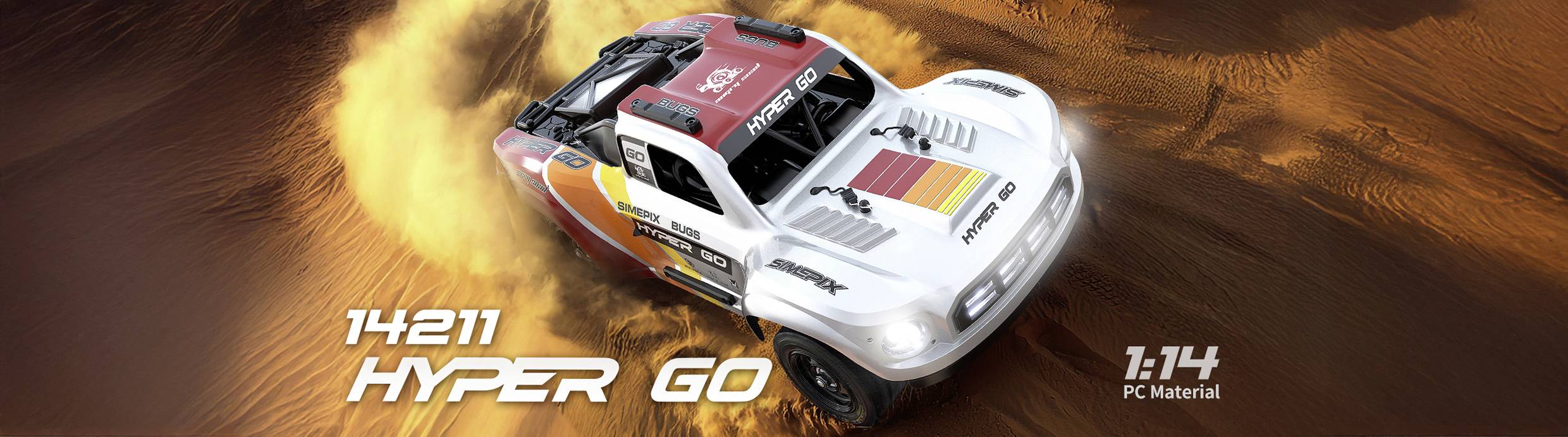 Une voiture télécommandée blanche et rouge portant l'étiquette « 14211 Hyper Go » roule sur une surface sableuse, soulevant un nuage de poussière. Échelle « 1:14 Matériau PC » notée.