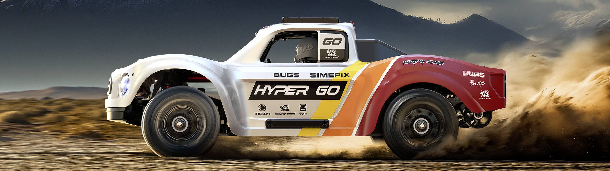 Un camion de course rouge et blanc portant l'inscription 'HYPER GO' roule à grande vitesse sur un terrain désertique, soulevant des nuages de poussière, avec des montagnes en arrière-plan.