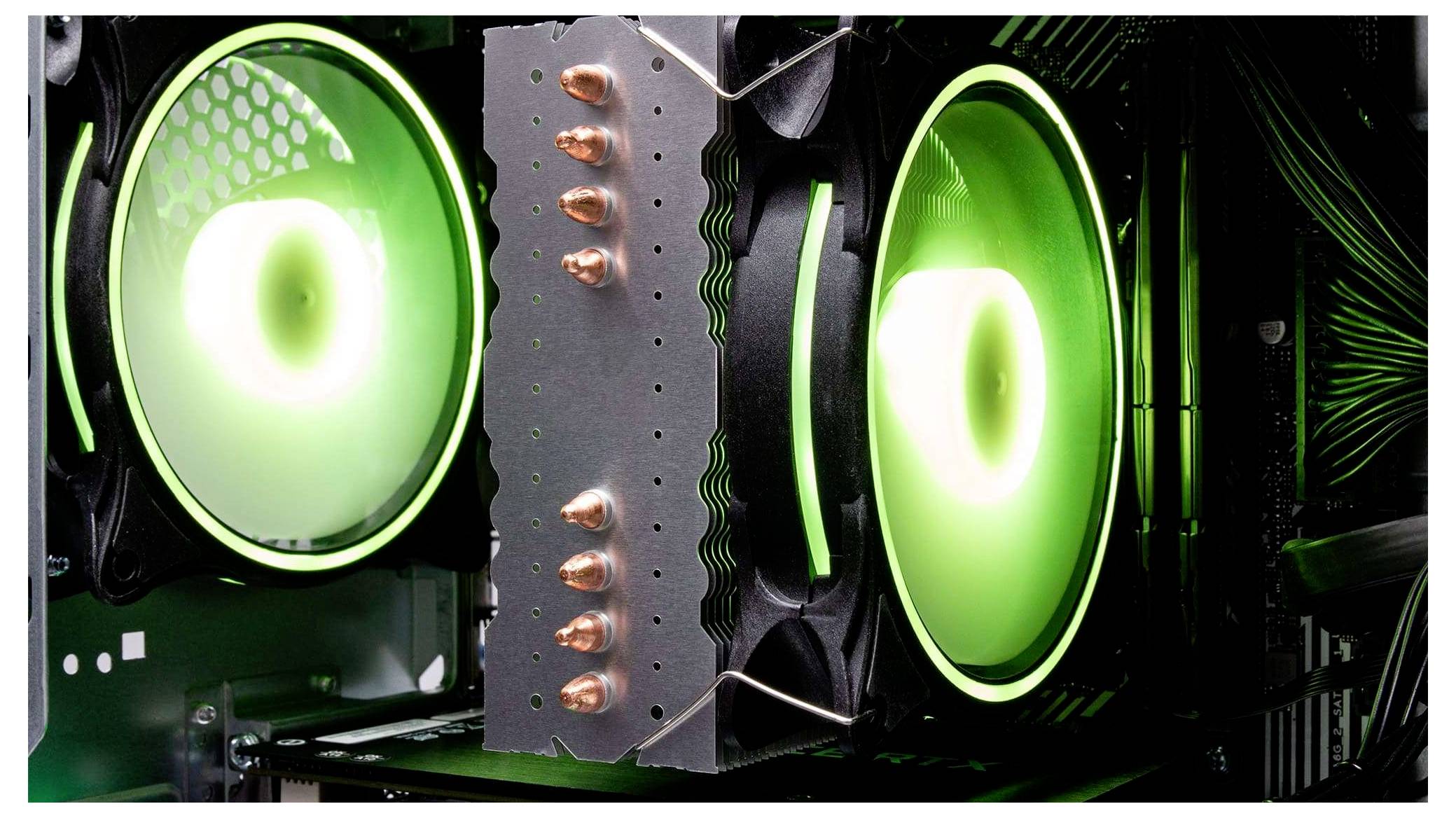 « Gros plan sur un système de refroidissement d'ordinateur avec deux ventilateurs éclairés en vert et des caloducs en cuivre, indiquant un refroidissement actif à l'intérieur d'un PC. »
