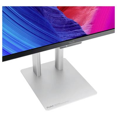 Un support de moniteur Asus en argent portant l'inscription « ProArt » maintient un écran fin et coloré, affichant des motifs abstraits bleus et rouges.