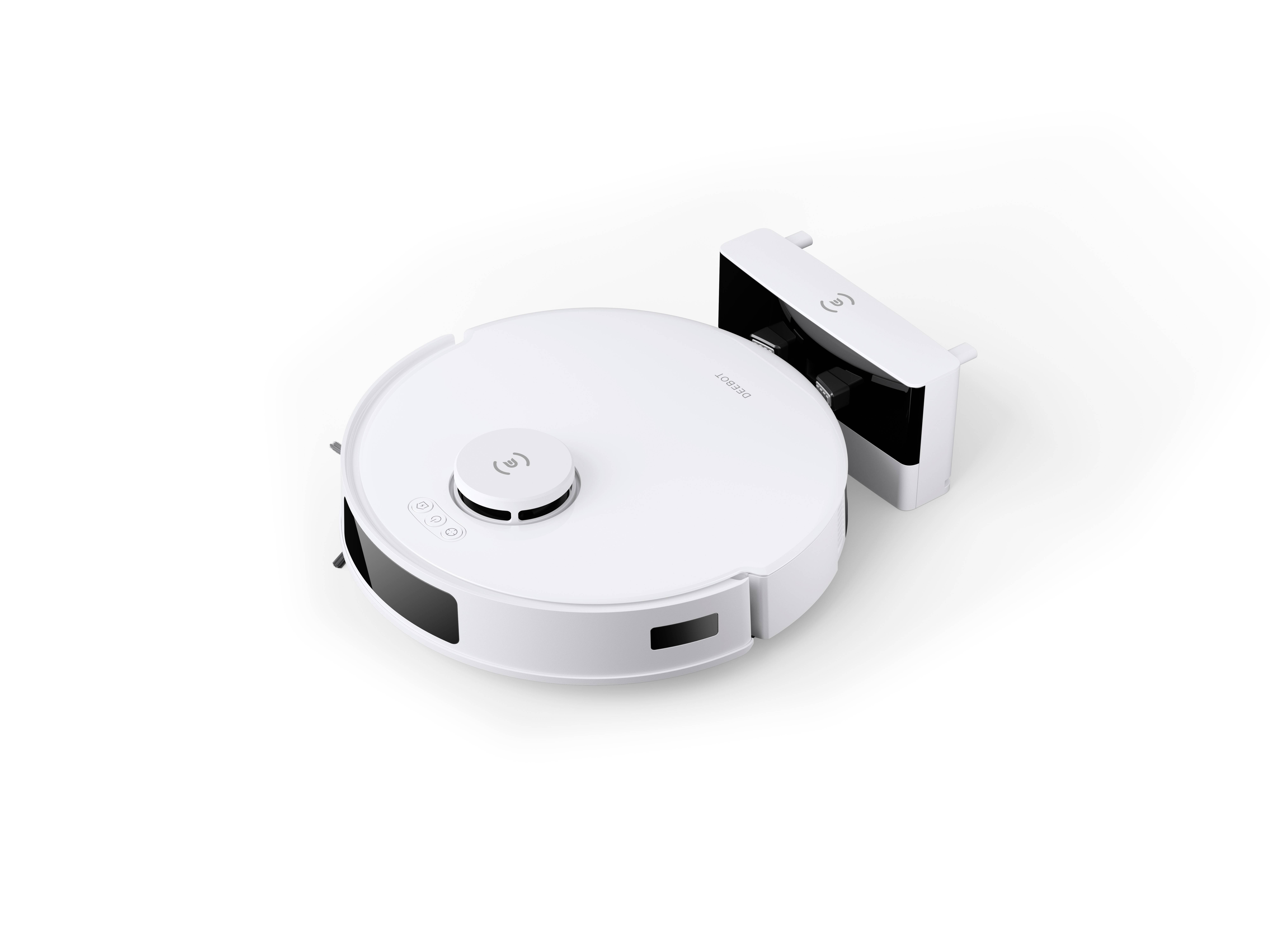 Aspirateur robot blanc, circulaire, posé sur sa station de charge sur un fond uni.
