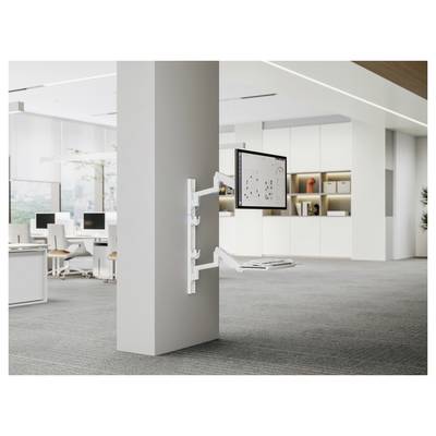 Un bureau moderne à aire ouverte avec des bureaux et des chaises. Un écran et un clavier sont montés sur un bras ajustable fixé à une colonne.