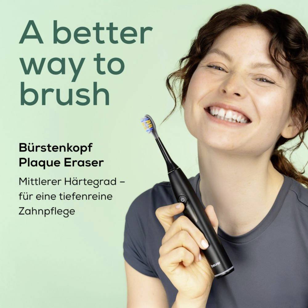 Une femme souriante tenant une brosse à dents électrique. Le texte indique « Une meilleure façon de se brosser les dents. » Le texte descriptif dans une autre langue présente les caractéristiques du produit.