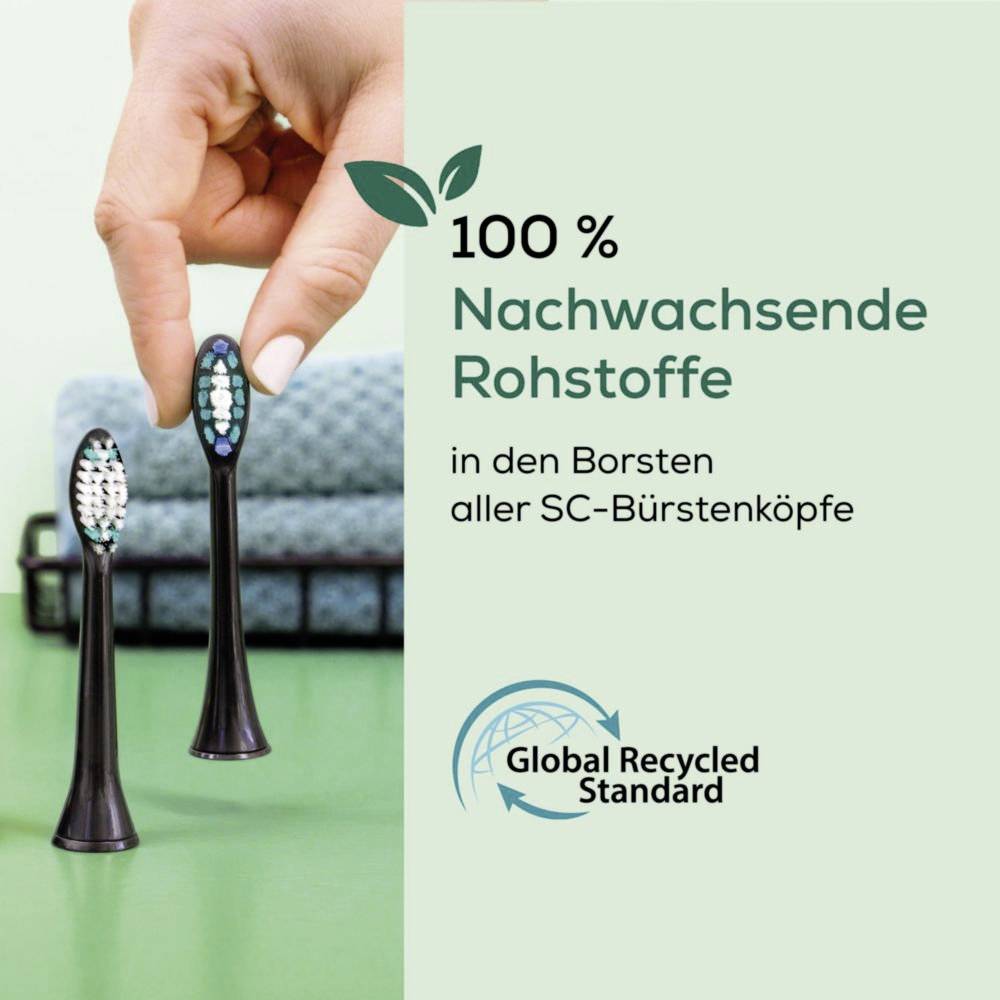 « Une main tenant une tête de brosse à dents, avec le texte : 100 % matériaux renouvelables dans toutes les têtes de brosse SC. Logo du Global Recycled Standard. »