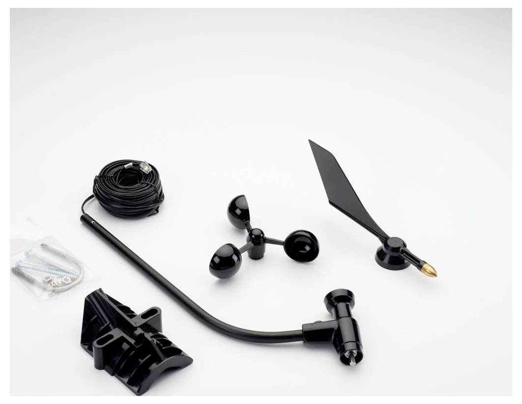 Un ensemble de composants de capteurs météorologiques noirs sur un fond blanc, comprenant un anémomètre, une girouette, un support de fixation et des câbles de connexion.