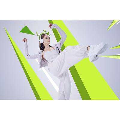 Une personne portant des écouteurs et des vêtements décontractés effectue un haut kick devant un arrière-plan de formes géométriques dynamiques vertes et blanches.