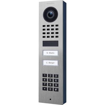 'Interphone DoorBird avec caméra, deux plaques nominatives portant les noms 'S. Martin' et 'C. Berger', et un clavier numérique avec des évents de haut-parleur au-dessus.'
