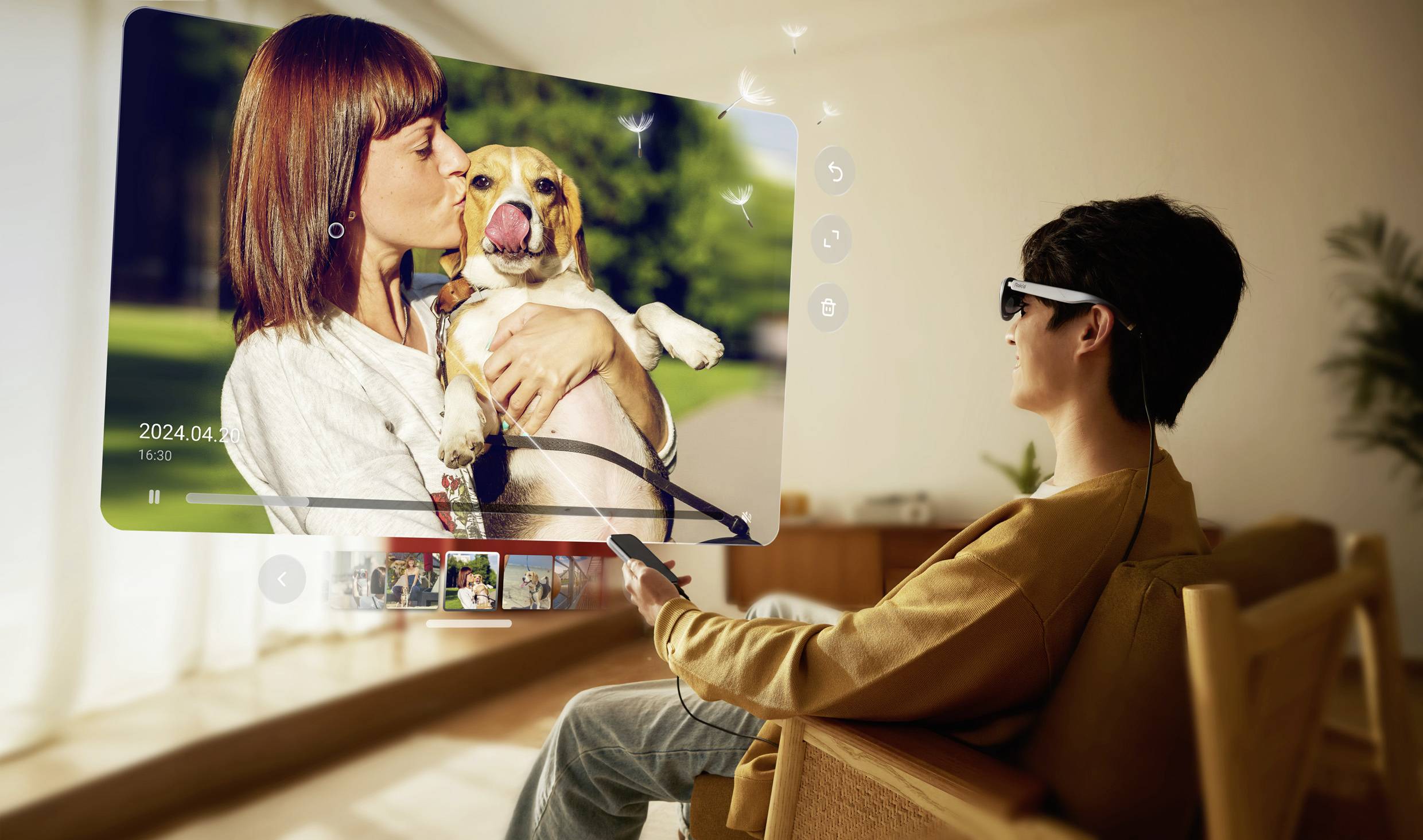 Une personne portant des lunettes intelligentes regarde un affichage virtuel montrant une femme embrassant un chien. L'environnement semble chaleureux et détendu.