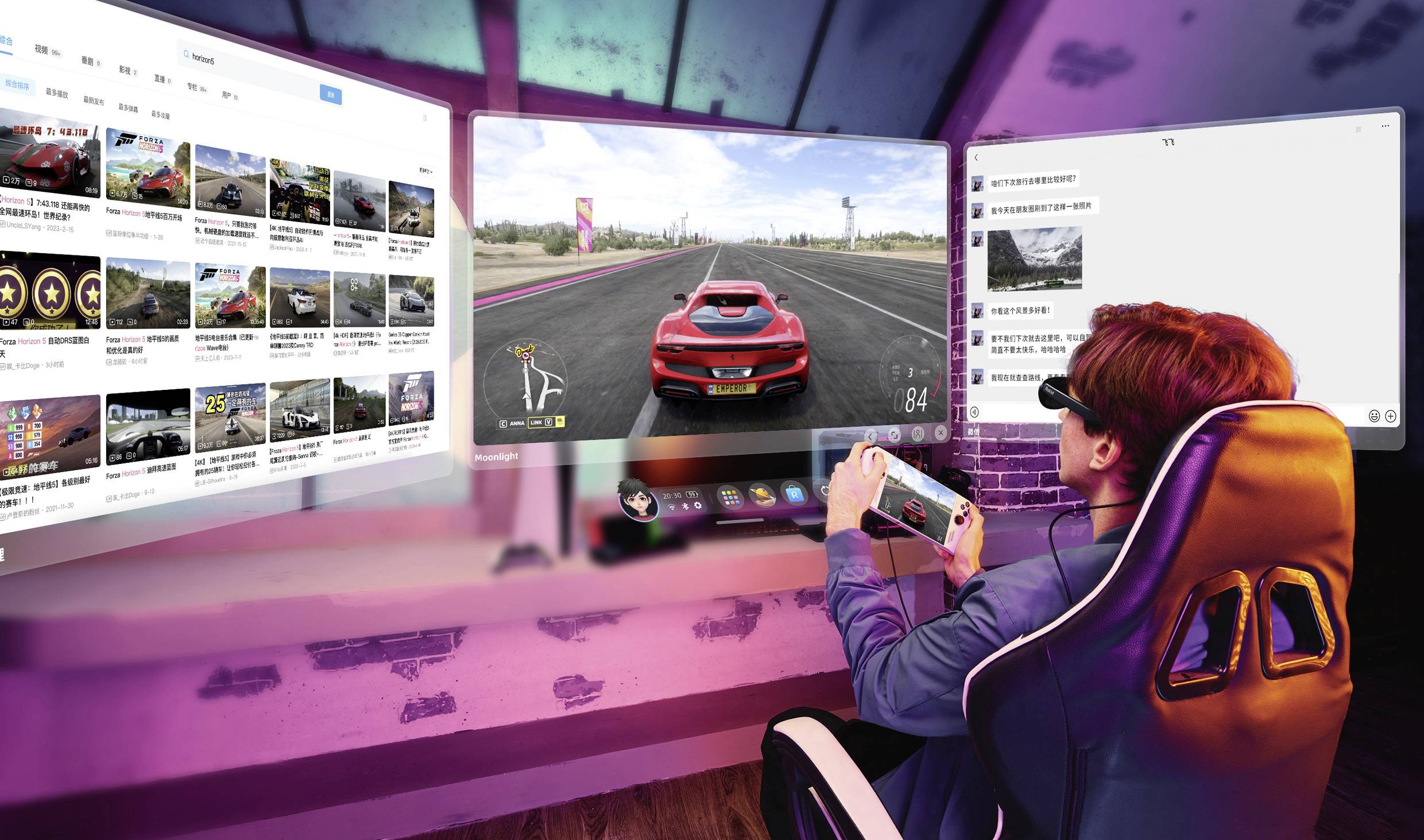 Une personne jouant à un jeu de course sur un dispositif de simulation équipé de plusieurs écrans et d'une manette de contrôle, dans un environnement baigné de lumières colorées et vives.