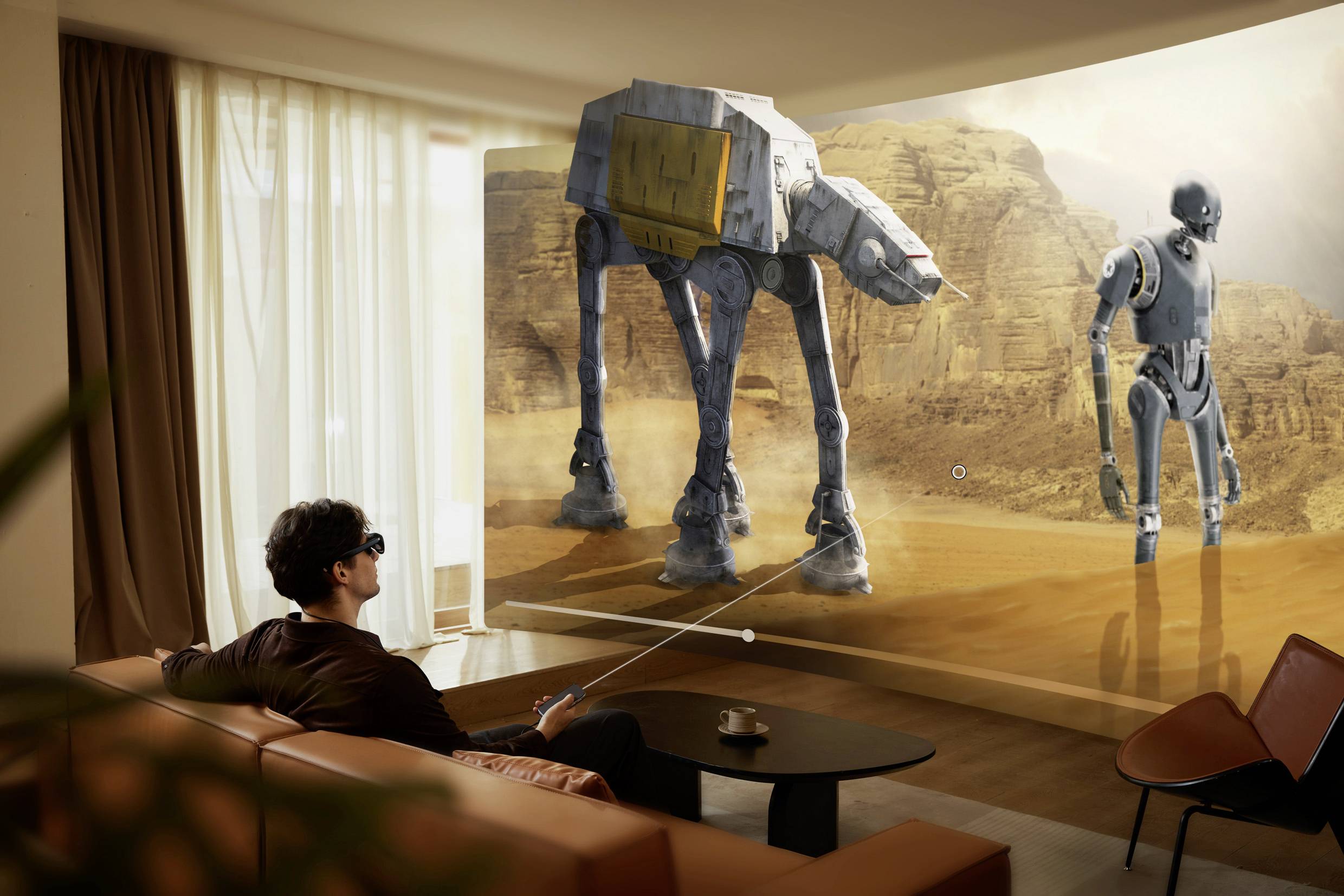 Une personne portant des lunettes de réalité virtuelle dans un salon moderne, faisant l'expérience d'une scène en 3D avec un grand marcheur robotique et un robot humanoïde.