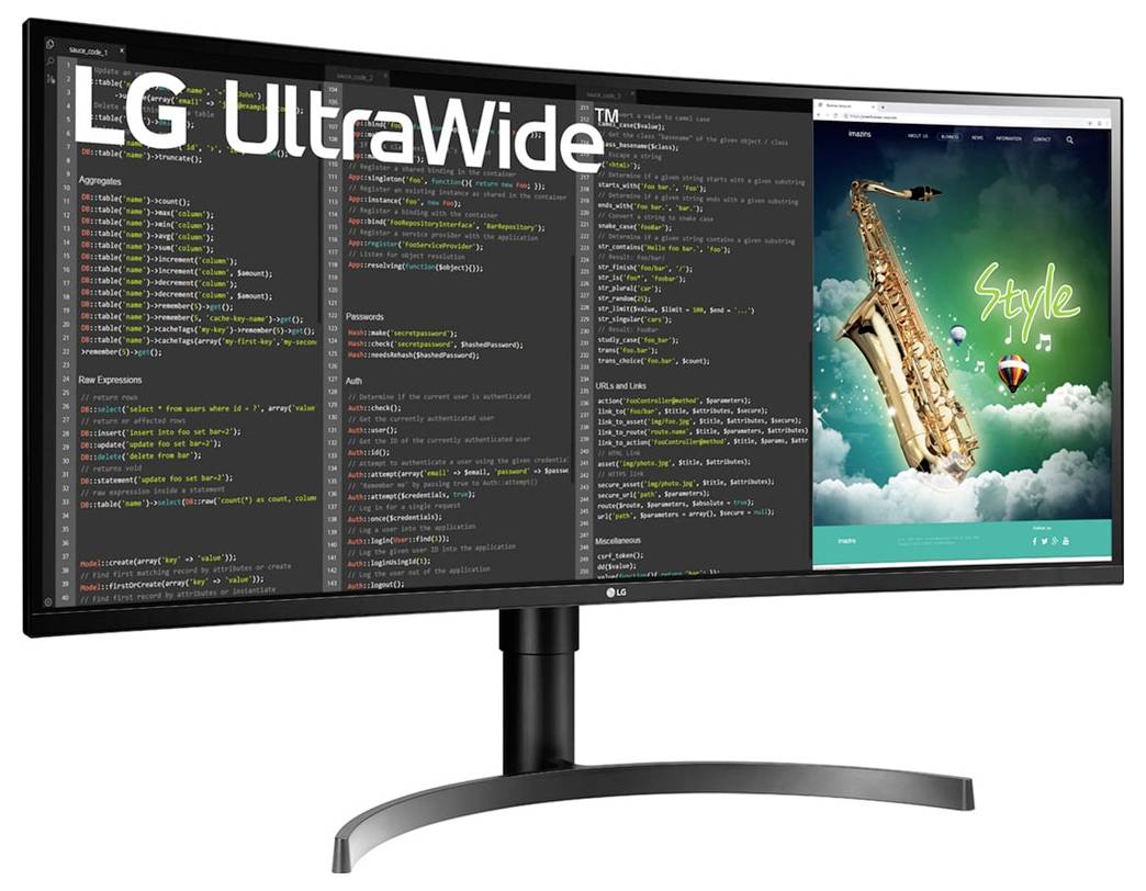 Un écran incurvé LG UltraWide affiche plusieurs fenêtres avec du code et une page web présentant un saxophone sur un fond nuageux.