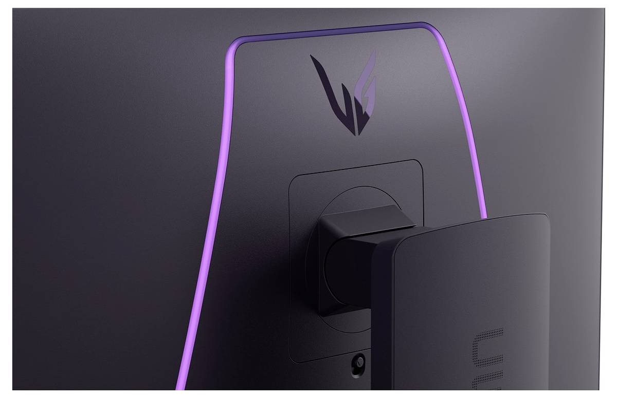 Le dos d'un moniteur noir élégant, illuminé par des bandes LED violettes le long des bords, arborant le logo d'un écran 'LG UltraGear'.