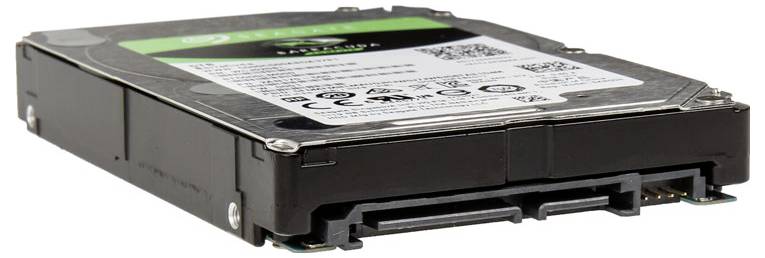 Un disque dur avec une étiquette verte affiche la marque et les détails techniques, présentant un connecteur SATA en bas pour le transfert de données.
