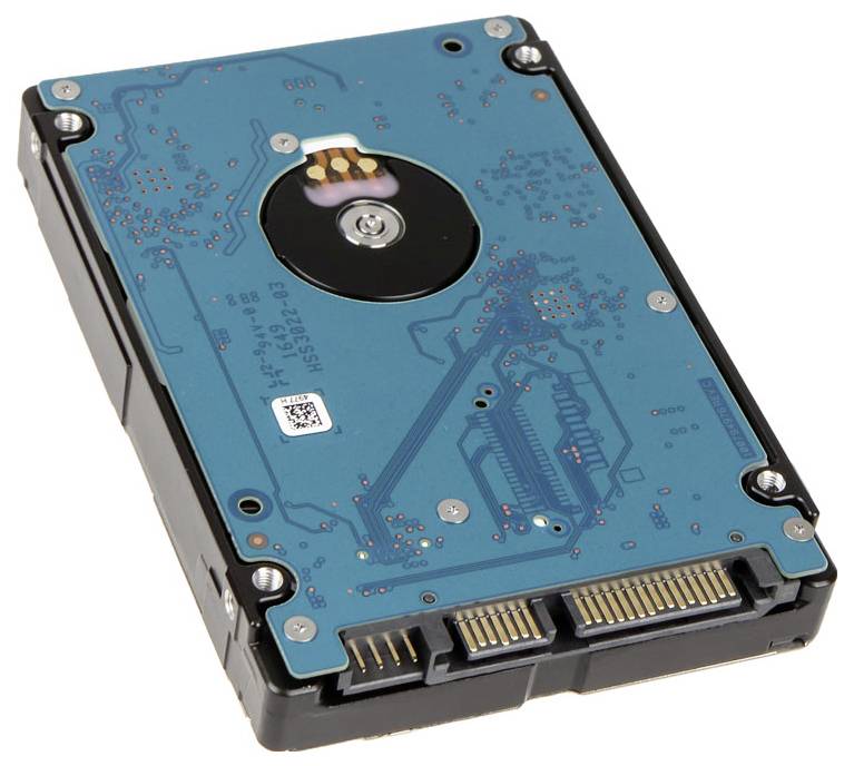 L'image montre la vue de dessous d'un disque dur, mettant en évidence sa carte de circuit imprimé et ses ports de connexion.