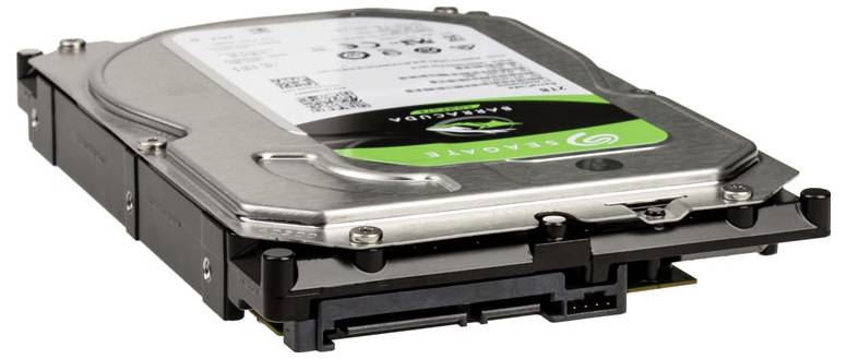 Deux disques durs Seagate empilés avec des connecteurs visibles, présentant l'étiquette portant le logo Seagate et les spécifications sur le dessus.
