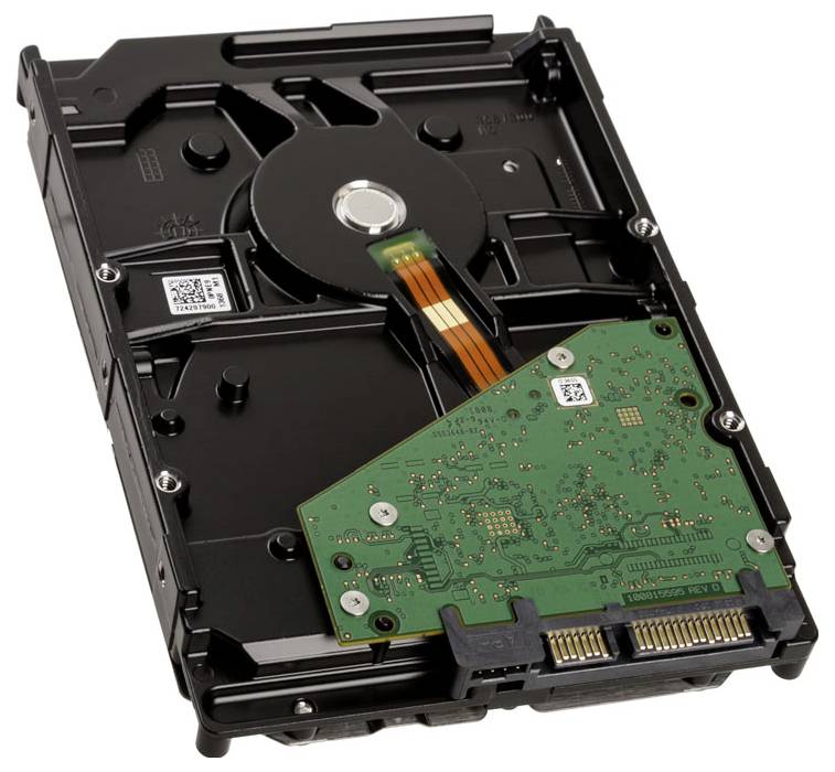 Un gros plan d'un disque dur montrant sa carte électronique et son interface de connexion.