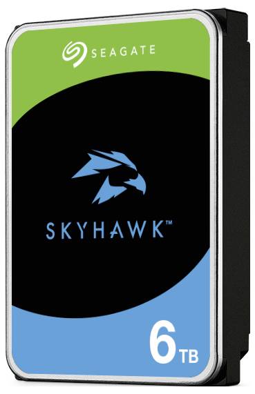 Disque dur Seagate SkyHawk 6 To avec étiquette bleue et verte, présentant un logo de faucon sur un fond noir.